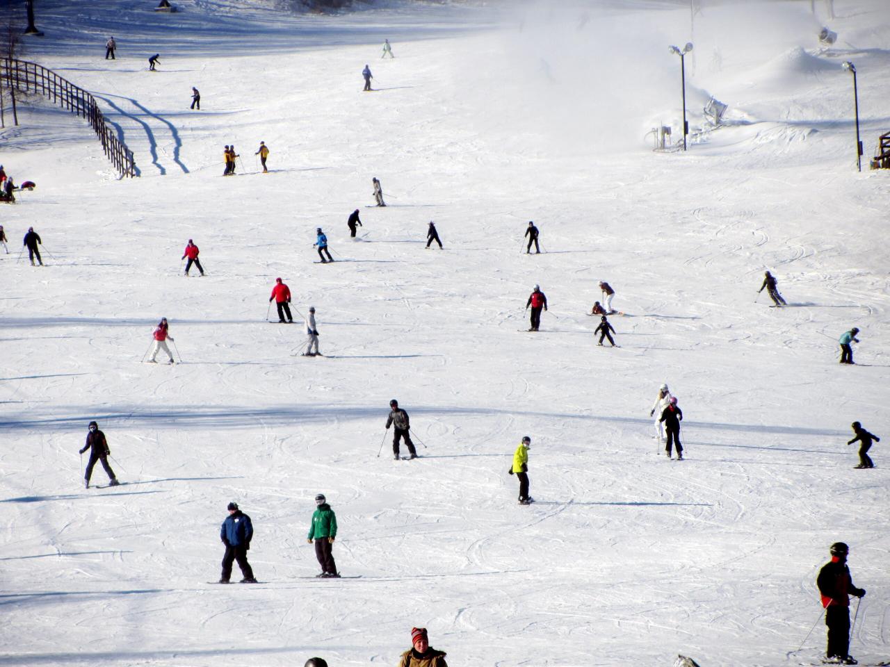 10 lugares impresionantes para hacer snowboard y esquiar cerca de Detroit