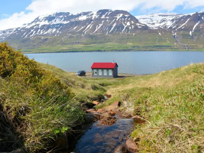 Sæberg Comfort en el fiordo, Islandia