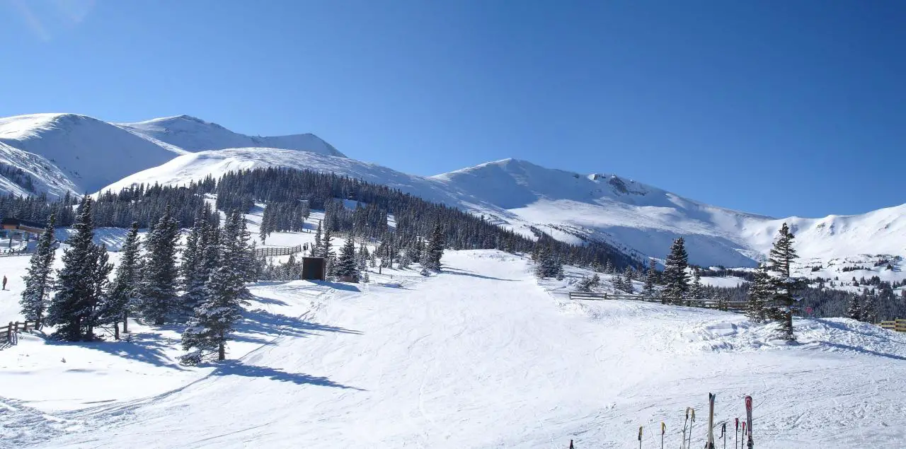 15 lugares de primer nivel para practicar snowboard y esquí cerca de Denver