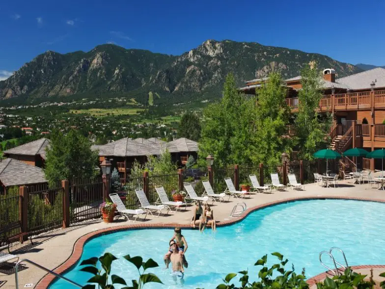8 Best Pet-Friendly Colorado Hotels & Resorts