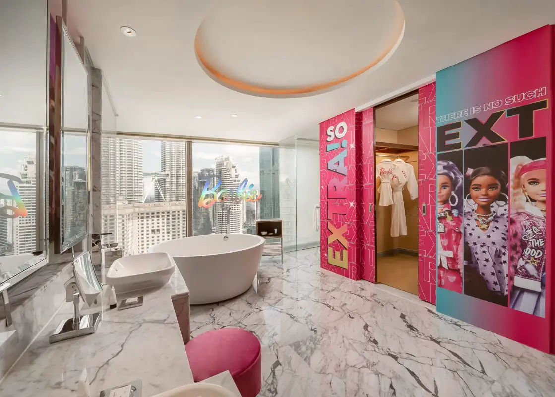 Baño de la suite Barbie con vistas a la ciudad y gran bañera circular