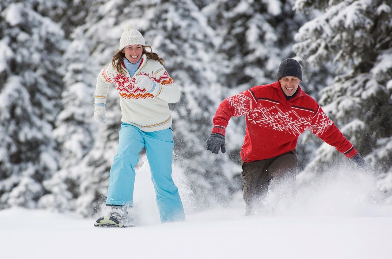 Jugando en la nieve en el resort en invierno