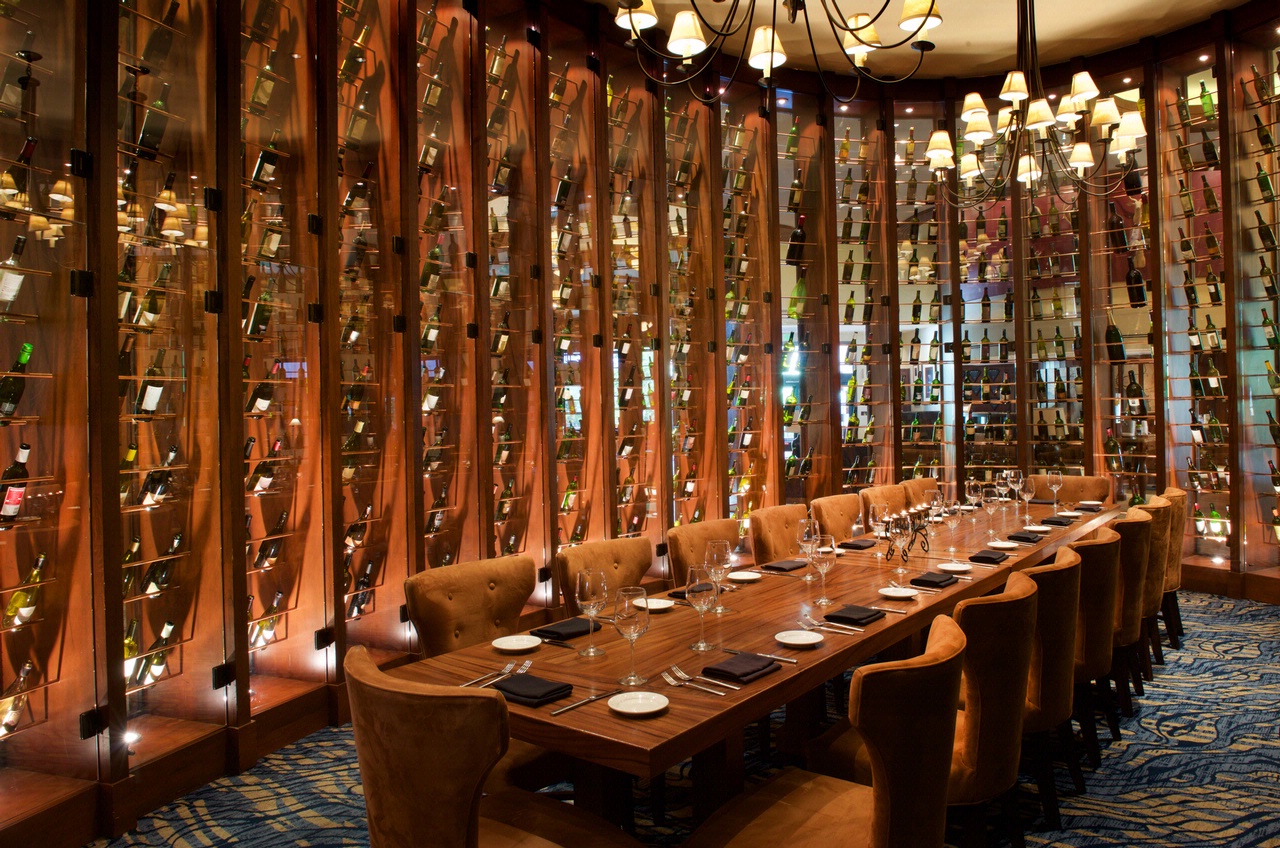 Asientos de restaurante y bar con botellas de vino