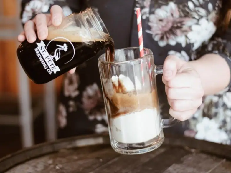 Disfrute de Boozy Frozen Treats en Beans & Barlour en St. Pete