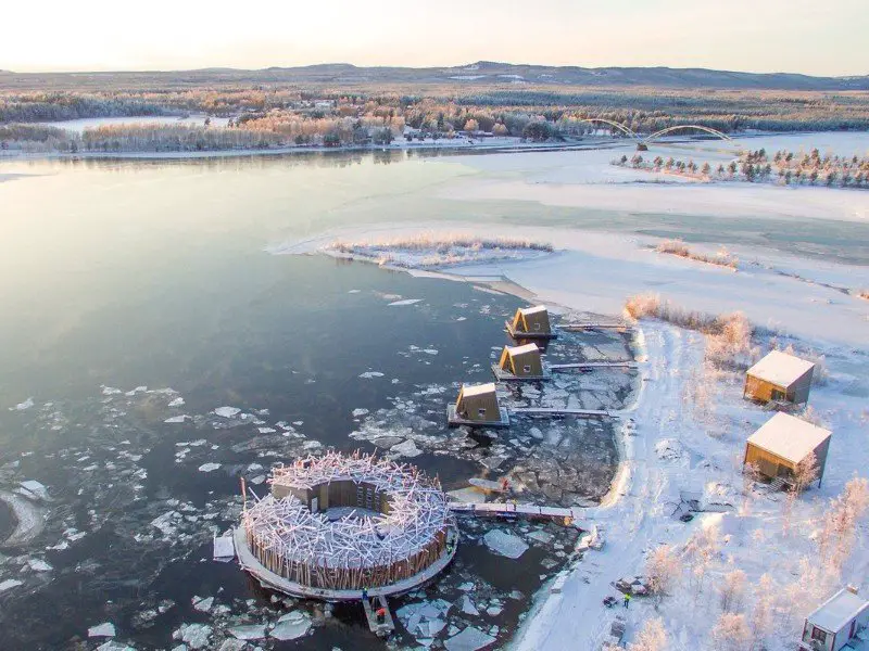 El hotel flotante de lujo Arctic Bath debuta en Suecia