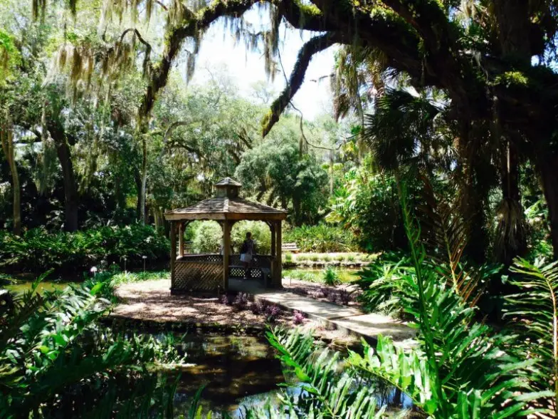 Jardines Exuberantes y una Costa Idílica Hacen de este Oasis Escondido en el Paraíso de Florida