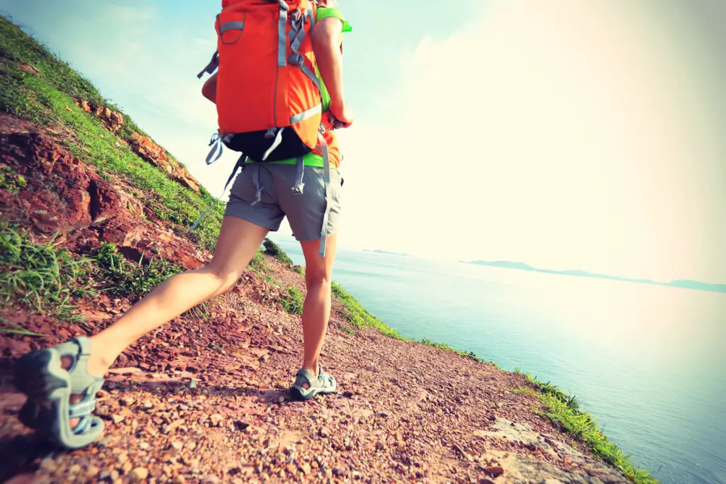 Las mejores sandalias de senderismo para mujer para aventuras de verano (2022)