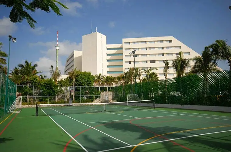 Cancha de tenis a disposición de los huéspedes