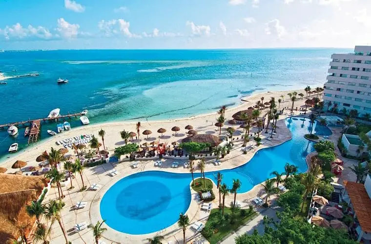 La piscina es accesible para los huéspedes de Oasis Palm y Grand Oasis Palm.