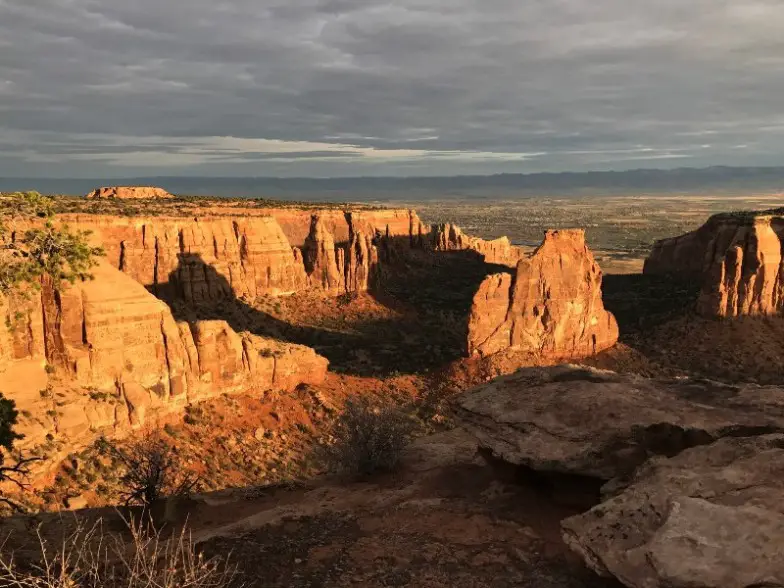 Realice una impresionante conducción, caminata o paseo en bicicleta en el Monumento Nacional de Colorado
