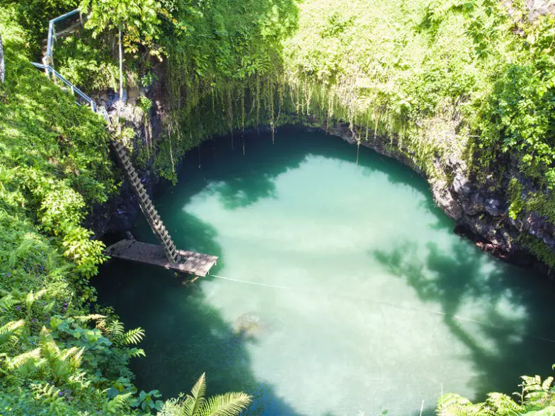 Sumérgete en las majestuosas aguas azules de To Sua Ocean Trench en Samoa