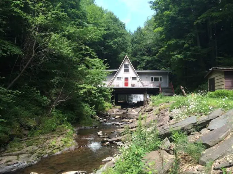 The Roxbury Waterfall House, un Airbnb de ensueño junto a una cascada