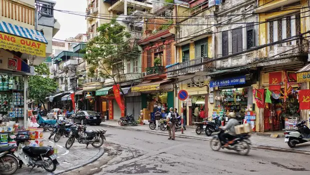 PASEA POR LOS CALLEJONES ESTRECHOS DE LA CAPITAL HANOI