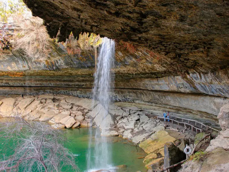 Visite este agujero para nadar y cascada cerca de Austin, Texas